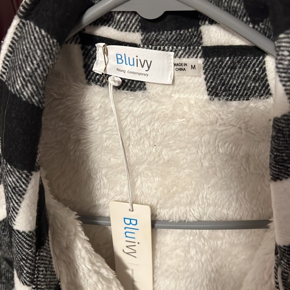 Blu Ivy white and plaid shacket, furry inside, size medium, with pockets - Picture 2 of 5